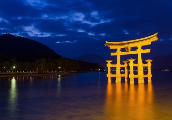 Croisière nocturne à Miyajima : Sanctuaire Itsukushima et son Torii Flottant de nuit